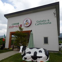 店舗外観。牛のベンチが目印