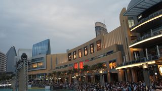 巨大なショッピングモール