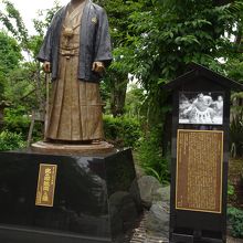 故・北の湖親方の銅像がありました。