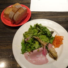 パスタセットの一つ、野菜サラダとフォカッチャ