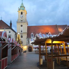 フラヴネー広場のクリスマスマーケット