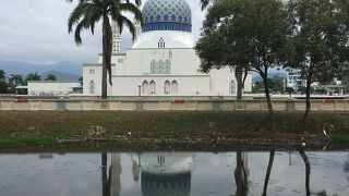 水に浮かぶ美しいモスク