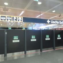 荷物を受け取った後・上の表示に従ってエキスプレス駅に向かう