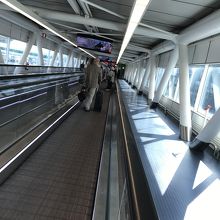 結構移動しますが動く歩道もあり、特に迷いませんし綺麗な空港
