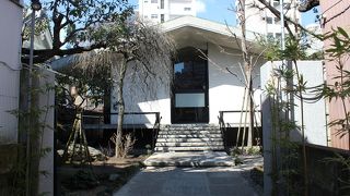 近代的なコンクリート造りの本堂