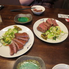 普通の牛タンと並べると厚みの違いが分かります