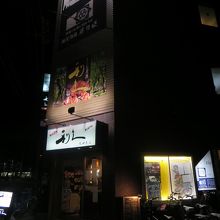 周りは静かで夜は暗いです