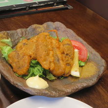 牛タンの唐揚げは薄い衣でピリ辛味でした