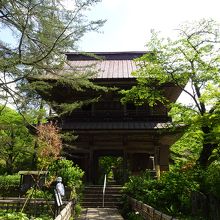 1815年に再建された山門。楼上に上がれます