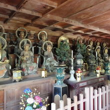 楼上に祀られる十六羅漢像