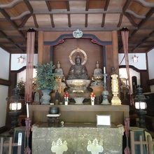 釈迦堂内の釈迦三尊像