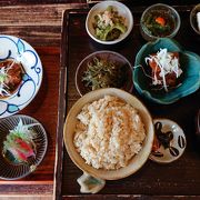 沖縄県読谷村にある女性も喜びそうなヘルシーな食堂。沖縄の豚・魚・野菜の食材が盛りだくさんの定食。  