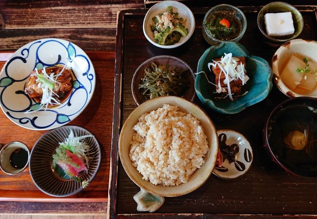 沖縄県読谷村にある女性も喜びそうなヘルシーな食堂。沖縄の豚・魚・野菜の食材が盛りだくさんの定食。  