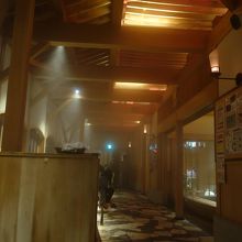 施設内は湯けむりでモクモク