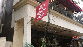 お洒落なジャズが流れるレストラン