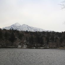 バックに利尻富士、静かな湖畔です。