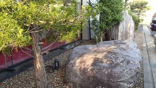 入り口の井戸のような場所で、温泉卵をつくることができます