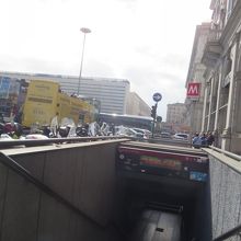 赤でMマークが地下鉄の入り口。これはテルミニ駅前の出入り口
