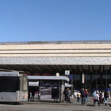 テルミニ駅前のバス乗り場