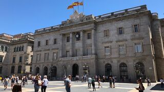 サン ジャウマ広場の中心的な建物