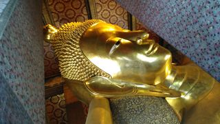 豪華絢爛！金色に輝く涅槃像！