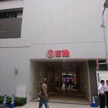 横の路地からも入口がある