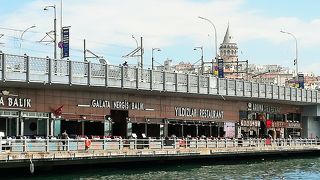 金角湾に掛かる橋　ガラタ橋