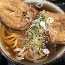 大きな栃尾揚げが入ったうどん