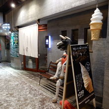 店頭の牛が目印です