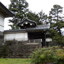 罪人を運び出した不浄門です