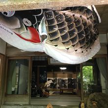 巨大な鯉のぼりがありました