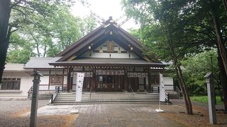 地下鉄南北線麻生駅、JR新琴似駅が最寄り駅です。