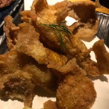 皮のパリパリ揚げ