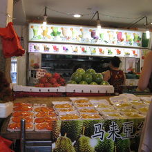 チャイナタウン駅Ｃ出口の野菜と果物屋