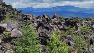 山と奇岩の絶景、そして、鎮魂の祈り