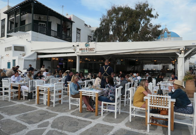 カトミリの風車が目の前にある景観良好なレストラン