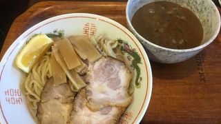 緑地公園駅の東にあります