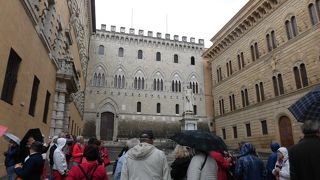 サリンペーニ宮の前の広場