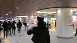 地下通りも人が多い
