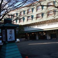 趣のある玄関。係りの人に車のキーを預けます。