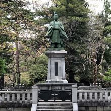 秋田藩最後の藩主「佐竹義堯公」の銅像