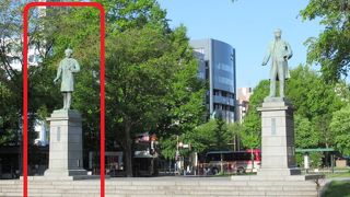 黒田清隆の像と並んで建っています