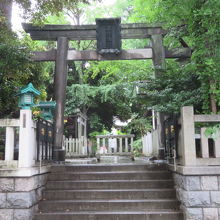 西側にある鳥居