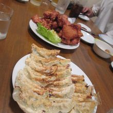 焼き餃子と鶏のから揚げ