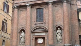 トロイメイ広場にあります。