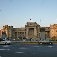 道路を挟んで向かい側にある最高裁判所