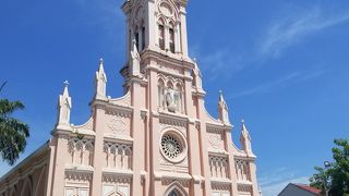 市街地にあるピンクの建物