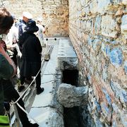 エフェソス遺跡の公衆トイレ跡