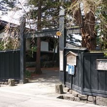 新潮社方面の入口です