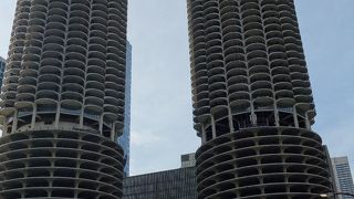 二本のトウモロコシ型のビル